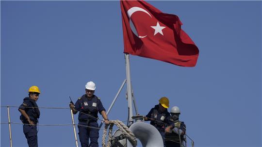 Türkische Marinesoldaten stehen auf ihrem Schiff, das im Hafen von Beirut angedockt hat, um Hilfsgüter zu entladen und ihre Bürger zu evakuieren.