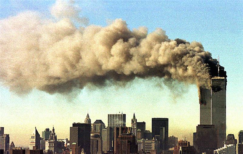 Die Türme des World Trade Center brennen am 11. September 2001 in New York. Später fielen beide zusammen, nachdem sie von entführten Passagierflugzeugen getroffen worden waren. Foto: dpa