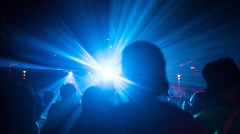 Die Türsteherinnen und Türsteher gehen regelmäßig durch den Club, gucken wie die Stimmung ist und verändern ihre Entscheidungskriterien dann auch entsprechend, sagen die Forscher. (Symbolbild)