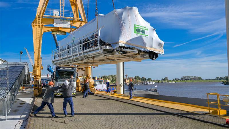 Südlink: 400-Tonnen-Bohrer für Elbquerung ist bereit Die Tunnelbohrmaschine für die Elbquerung Südlink kommt in Wewelsfleth, Schleswig-Holstein, an und wird in der Peters-Werft umgeladen.