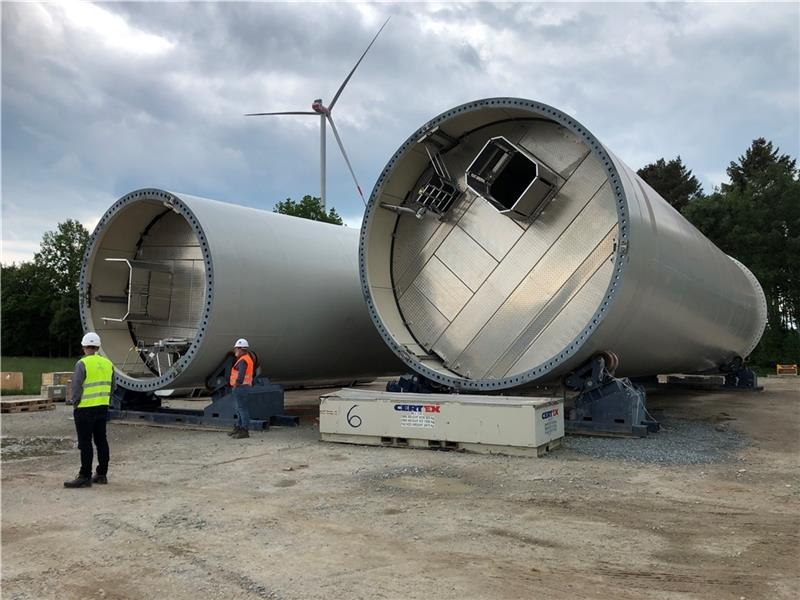 Windpark in Kuhla ist schon zur Hälfte fertig Die Turmteile liegen für den Aufbau im Windpark Oldendorf-Kuhla bereit, neben dem größeren Fahrstuhlschacht ist auch der Treppenschacht passgenau eingearbeitet.