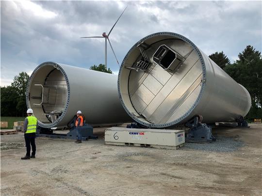 Die Turmteile liegen für den Aufbau im Windpark Oldendorf-Kuhla bereit, neben dem größeren Fahrstuhlschacht ist auch der Treppenschacht passgenau eingearbeitet.
