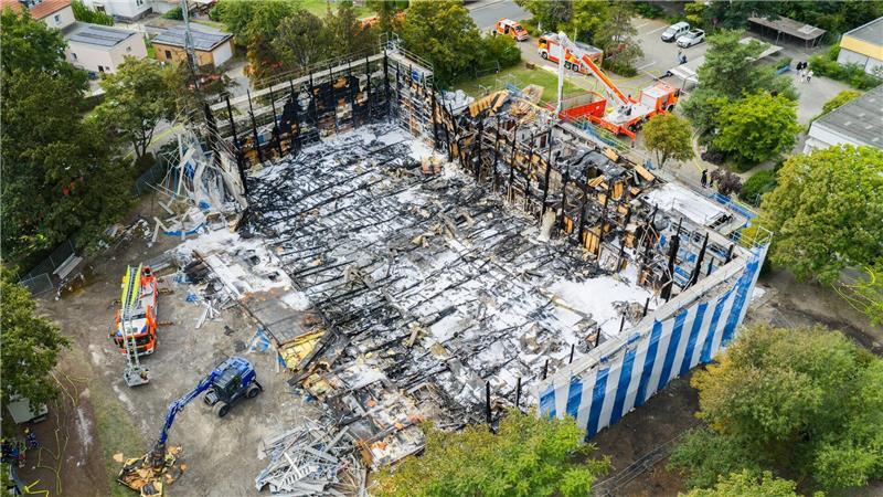 Die Turnhalle ist nach einem Großbrand komplett zerstört. 
