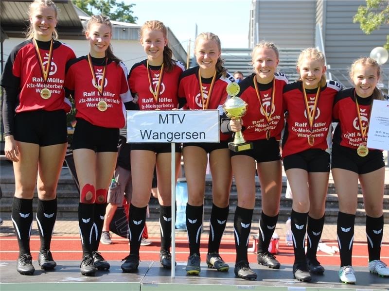 Die U 14-Faustballerinnen des MTV Wangersen krönten sich unbesiegt zum Deutschen Meister.