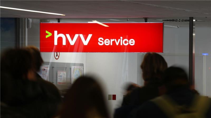 Die U-Bahn-Linie 1 in Hamburg fährt am Freitagmorgen wieder durch die Station „Wandsbek Markt“. (Archivbild)