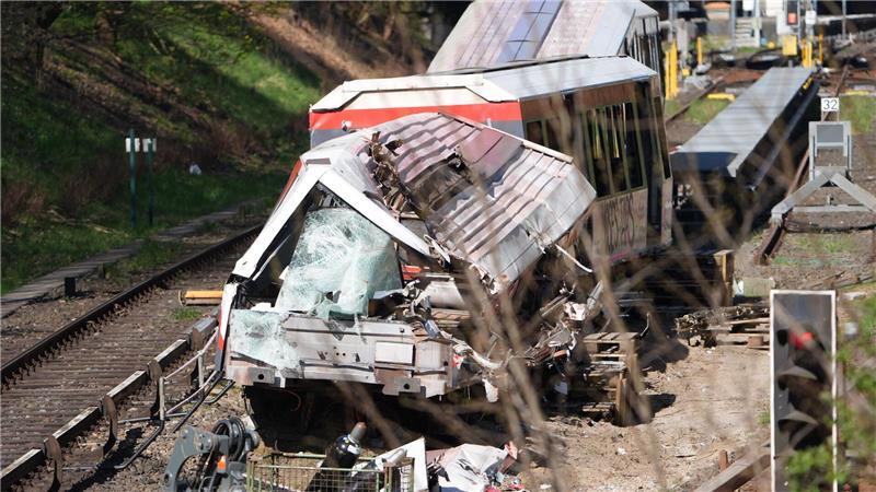 Die U-Bahn war gegen einen Prellbock gefahren.