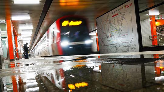 Die U-Bahnlinien 2 und 4 werden durch Bauarbeiten die Station Horner Rennbahn vorübergehend nicht anfahren. Foto: Christian Charisius/dpa