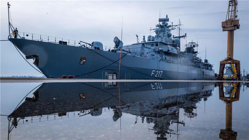 Bilder des Tages Die U-Boot-Jagdfregatte „Bayern“ liegt vor einer Übungsfahrt auf der Ostsee am Kai im Marinearsenal.