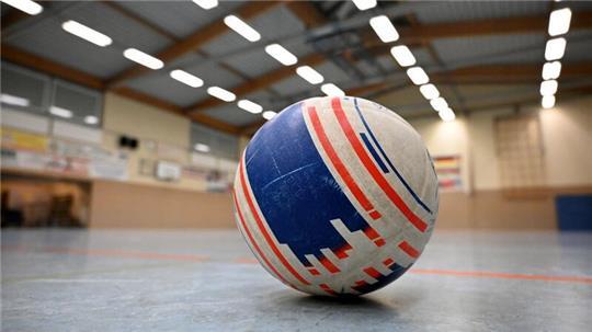 Ein Faustball liegt in der Halle.