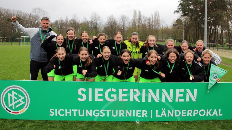 Die U16-Juniorinnen feiern den historischen Triumph an der Wedau.