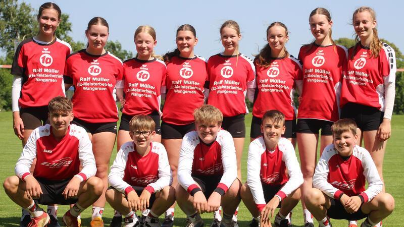 Die U16-Mädchen des MTV stehen in einer Reihe, die U16-Jungs hocken in einer Reihe vor ihnen.