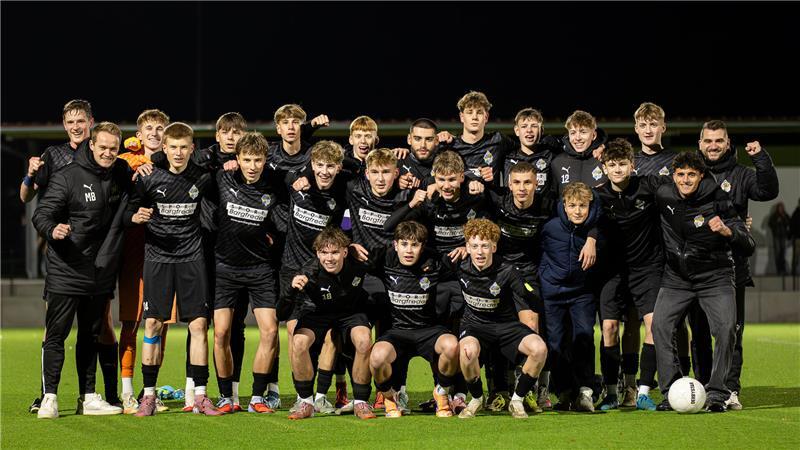 Die U17 feiert den Aufstieg in die Niedersachsenliga.