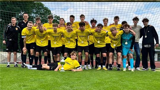 Die U18 des TSV Apensen krönt sich mit dem Gewinn des Bezirkspokals.