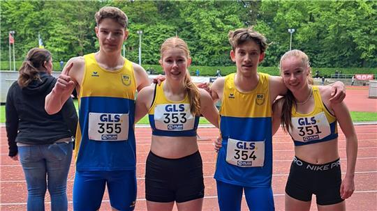 Zwei Läufer und zwei Läuferinnen des Buxtehuder SV stehen als Mixed-Staffel auf einer Tartanbahn.