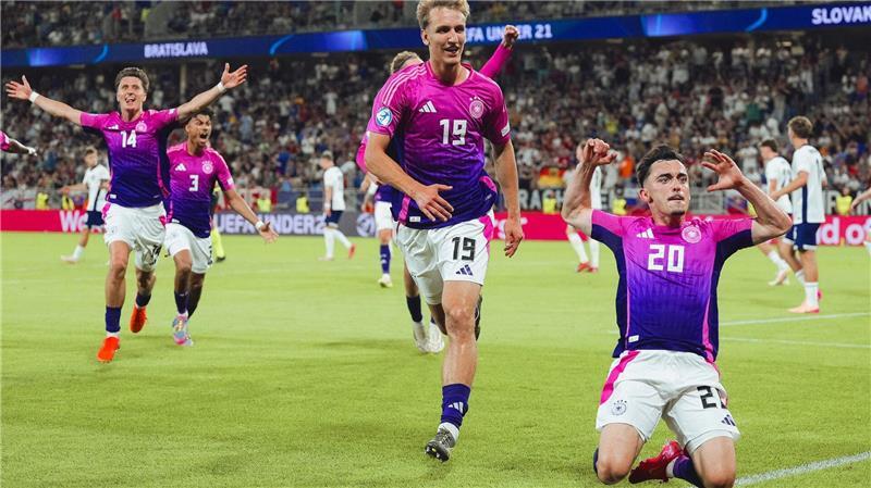 „Fußball-Gott nicht auf unserer Seite“: U21 verpasst Krönung Die U21 jubelt über das 2:2.