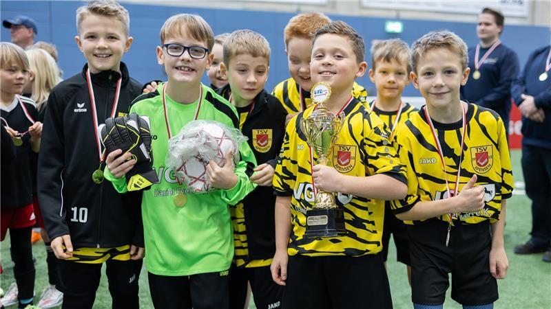 Eine Überreaktion überschattet den Spaß der Kleinsten Die U9 des TSV Apensen ergatterte einen Pokal.