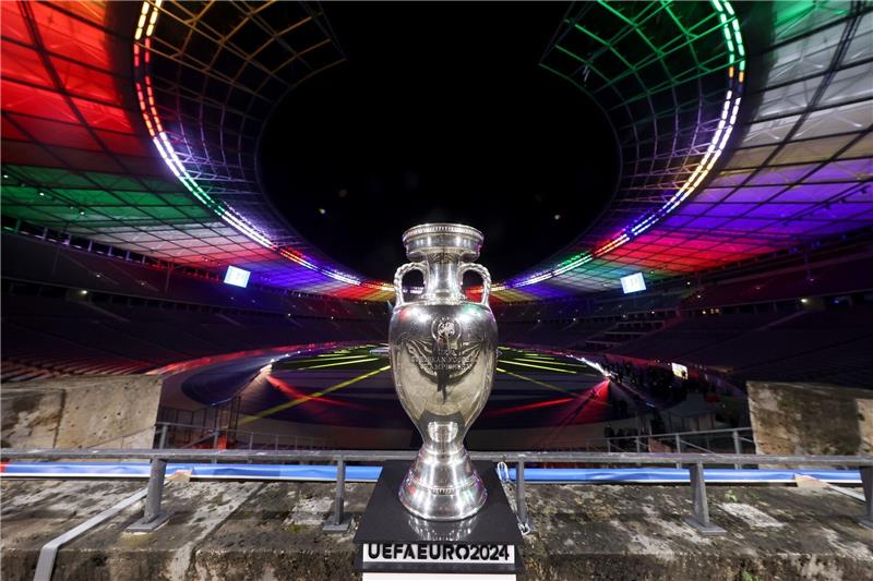 Fußball-EM 2024: Das sind die Ticketpreise für das Heimturnier Die UEFA hat Details zum Kartenverkauf für die Fußball-EM 2024 in Deutschland bekanntgegeben.