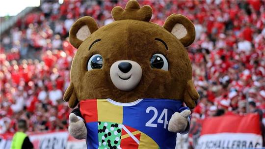 Die UEFA hat vor der EM nicht nur Maskottchen Albärt, sondern auch eine Strategie zur Nachhaltigkeit vorgestellt - die Deutsche Umwelthilfe sieht Nachholbedarf.