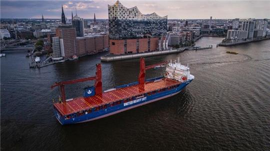 Die UHL Fable fährt auf dem Weg zu ihrer Taufe am Baakenhöft an der Elbphilharmonie vorbei.