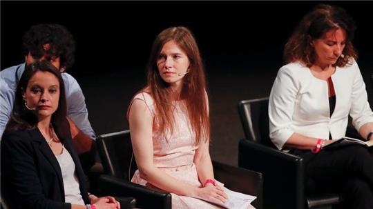 Die US-Amerikanerin Amanda Knox (m.) 2019 bei einem Kongress zu Justizirrtümern in Modena.