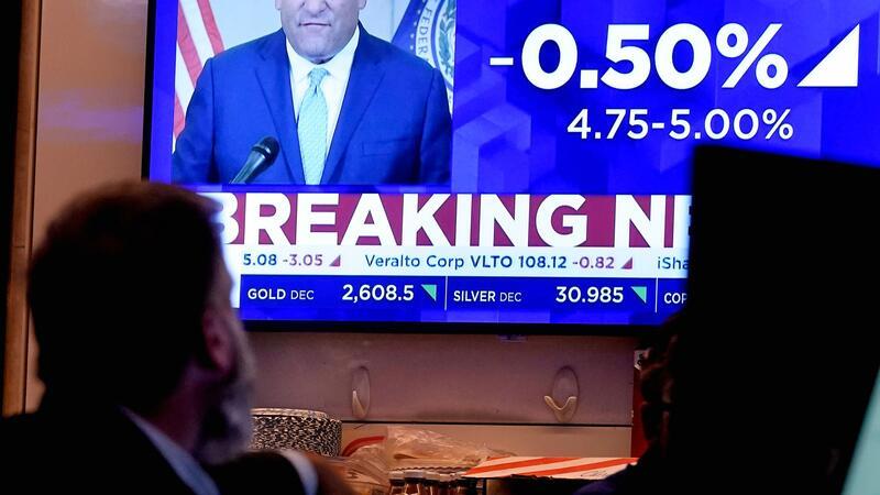 Fed geht „in die Vollen“: US-Notenbank setzt auf Zinssenkung Die US-Notenbank Fed sagt weitere Zinssenkungen voraus.