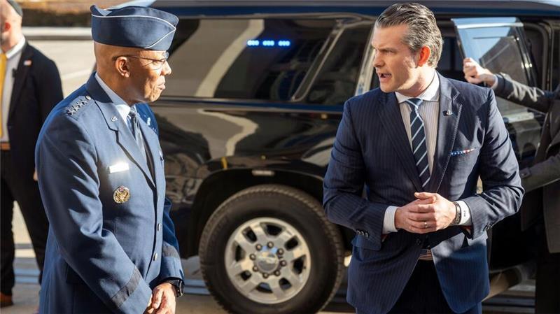 Die US-Regierung hat den Generalstabschef der US-Streitkräfte, Charles Q. Brown (links) entlassen - entgegen einer Tradition für den Posten. (Archivbild)