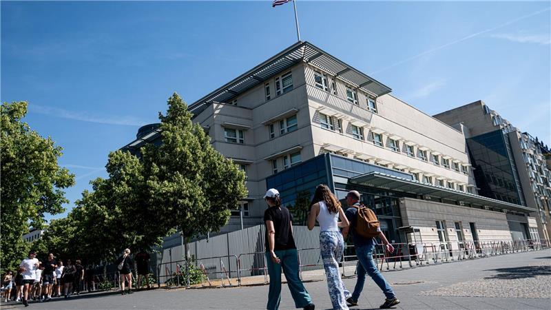 Messerattacke: US-Botschaft fordert höchstmögliches Strafmaß Die US-amerikanische Botschaft in Berlin lobt das mutige Eingreifen des 20 Jahre alten US-Bürgers. Laut Polizei soll er eingeschritten sein, als zwei Männer junge Frauen belästigten. Daraufhin wurde der 20-Jährige mit einem Messer angegriffen. (Archivbild)