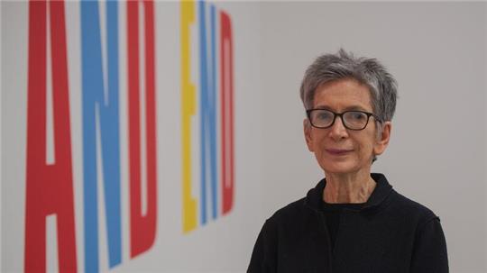 Die US-amerikanische Künstlerin Kay Rosen steht in ihrer Ausstellung „Now and Then“.