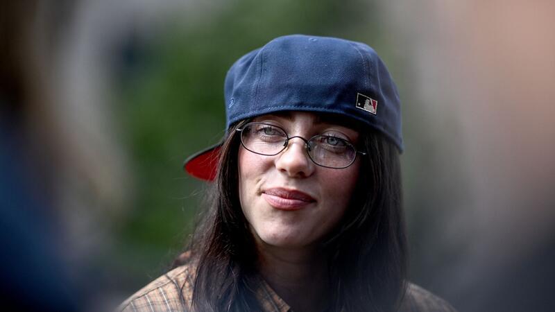 Wo Billie Eilish ihre Oscars aufgestellt hat Die US-amerikanische Sängerin Billie Eilish bei ihrem Berlinbesuch.