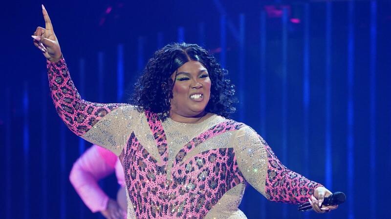 Lizzo deutet Rückzug aus Musikgeschäft an Die US-amerikanische Sängerin Lizzo hat angedeutet sich zurückzuziehen.