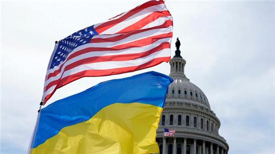 Die US-amerikanische und die ukrainische Flagge wehen vor dem Kapitol in Washington. Der US-Senat hat Kriegshilfen für die Ukraine in Höhe von rund 61 Milliarden US-Dollar gebilligt.