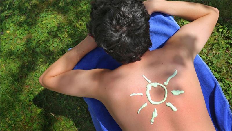 Die UV-Belastung in Deutschland erreicht ihren Höhepunkt meist im Juni und Juli, wenn die Sonne am höchsten steht. (Symbolbild)