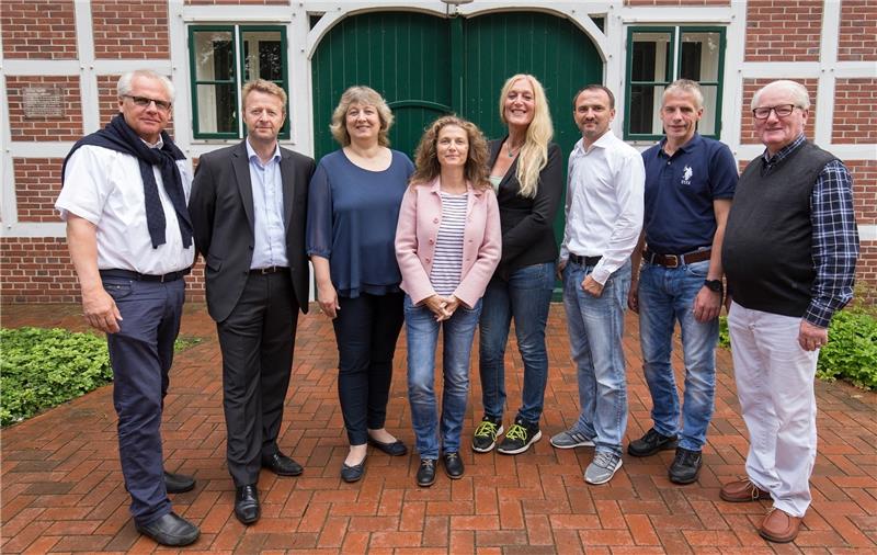Die UWA-Kandidaten für die Samtgemeinde und die Gemeinderäte Beckdorf und Apensen (von links): Dierck Gutschendies, Stefan Reigber, Regina Starzonek, Edith Reigber, Tanja Rathjen, Andy Knuth, Matthias Plehn und Gernot Zeidler.