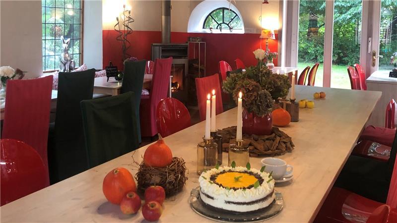 Wohlfühlort mit Schnickschnack im nördlichsten Kreis-Stade-Zipfel Die Udo-Lindenberg-Torte mit Eierlikör und Mohn.