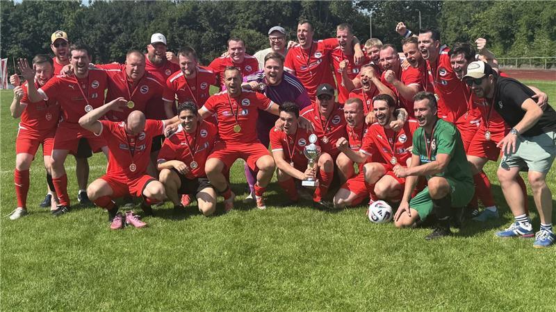 Hitzeschlachten beim Kreispokal - Spannung und Drama in den Finals Die Ü32 des TSV Eintracht Immenbeck gewann gegen die VSV Hedendorf/Neukloster im Elfmeterschießen.