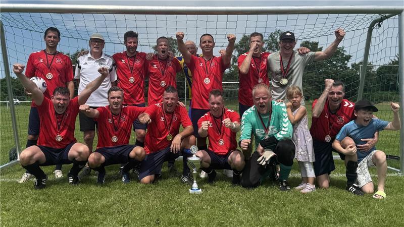 Hitzeschlachten beim Kreispokal - Spannung und Drama in den Finals Die Ü40 des SV Ottensen setzte sich mit 3:2 gegen den TSV Wiepenkathen durch.