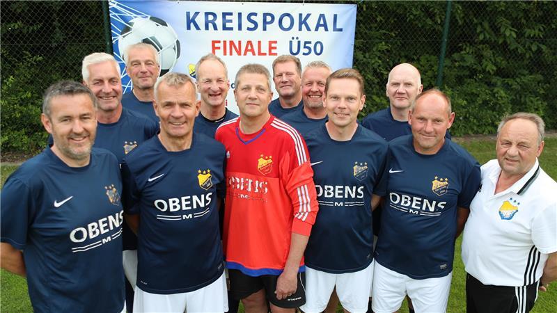 „Na Logo“: Die alten Hasen kicken um den Stader Kreispokal Die Ü50 des TuS Eiche Bargstedt mit Teammaneger Helmut Obens (rechts) will den Kreispokal gewinnen.