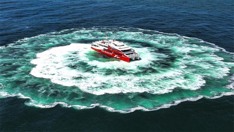Die Überfahrtsdauer nach Helgoland beträgt mit dem „Halunder Jet“ ab Brunsbüttel knapp zwei Stunden.