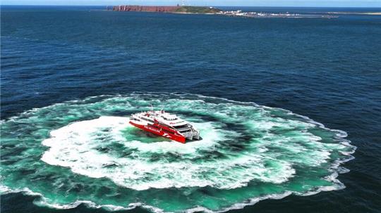 Die Überfahrtsdauer nach Helgoland beträgt mit dem „Halunder Jet“ ab Brunsbüttel knapp zwei Stunden.