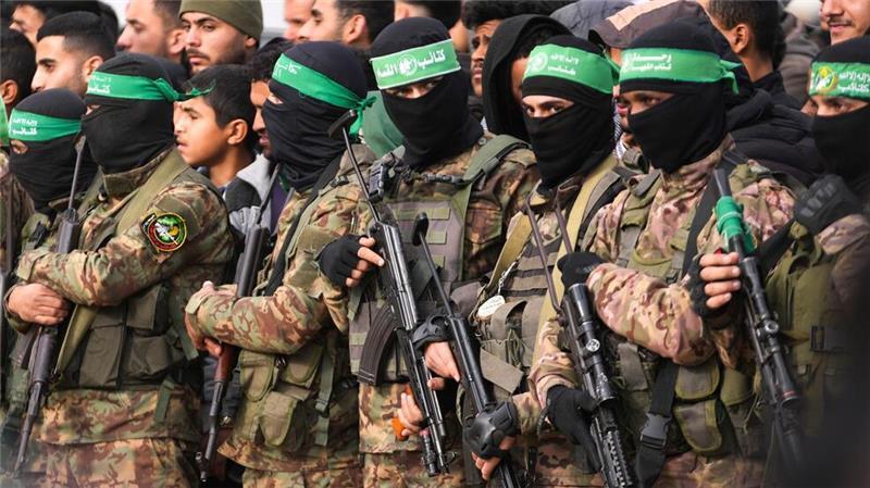 Hamas lässt im Gazastreifen drei weitere Geiseln frei Die Übergabe der Geiseln an das Rote Kreuz im Gazastreifen überwachten zahlreiche vermummte Hamas-Kämpfer.