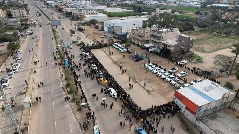 Hamas lässt im Gazastreifen drei weitere Geiseln frei Die Übergabe der Geiseln an das Rote Kreuz im Gazastreifen überwachten zahlreiche vermummte Hamas-Kämpfer.