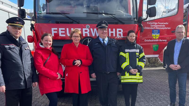 Die Übergabe des Fahrzeugs mit Innenministerin Daniela Behrens (3. von links), Thorsten Hellwege, stellvertretender Kreisbrandmeister des Landkreises (von links), Corinna Lange, Landtagsabgeordnete, Sönke Deede, stellvertretender Ortsbrandmeister der Feuerwehr Burweg, Kreis-Ordnungsdezernentin Sabine Brodersen und Burwegs Bürgermeister Matthias Wolff.