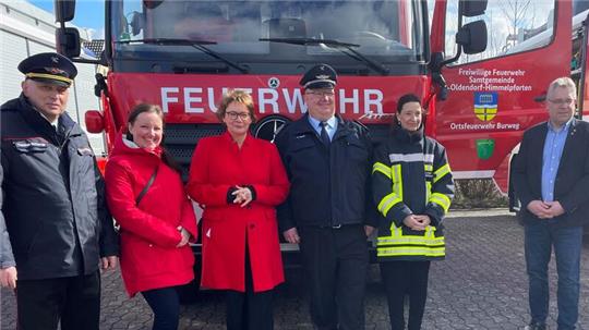 Die Übergabe des Fahrzeugs mit Innenministerin Daniela Behrens (3. von links), Thorsten Hellwege, stellvertretender Kreisbrandmeister des Landkreises (von links), Corinna Lange, Landtagsabgeordnete, Sönke Deede, stellvertretender Ortsbrandmeister der Feuerwehr Burweg, Kreis-Ordnungsdezernentin Sabine Brodersen und Burwegs Bürgermeister Matthias Wolff.