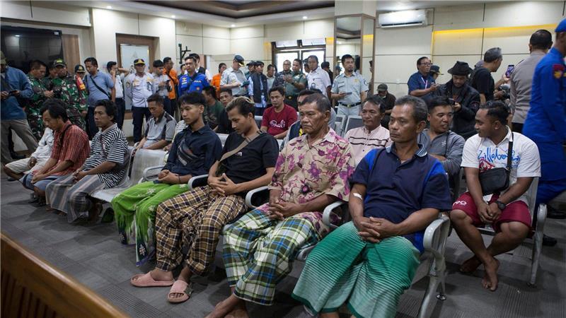 Fährunglück vor Bali: Suche nach Vermissten dauert an Die Überlebenden wurden zunächst ärztlich untersucht.