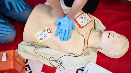 Die Überlebensrate bei Reanimationen außerhalb des Krankenhauses ist seit Jahren nicht signifikant gestiegen - sie liegt stabil bei elf Prozent. (Symbolbild) 