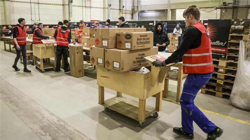 Die Überraschungspakete waren beim diesjährigen Verkaufsstart bei dem Bremerhavener Feuerwerkshersteller Comet ein Renner. Der Inhalt sorgte bei den Kunden für Ärger.