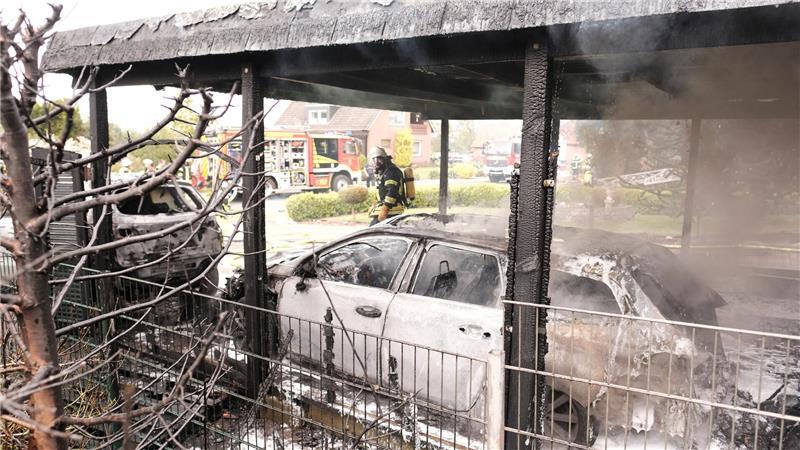 Die Überreste der Autos und des Carports.