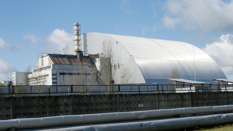 Brand in radioaktiv belasteter Tschernobyl-Zone ausgebrochen Die Überreste des 1986 havarierten Reaktors des Atomkraftwerks Tschernobyl werden inzwischen von einem Stahlbogen vor Wind und Wetter geschützt. (Archivfoto)
