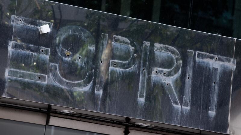 Esprit meldet Insolvenz für Europageschäft an Die Überreste des entfernten Logos der Modekette Esprit.