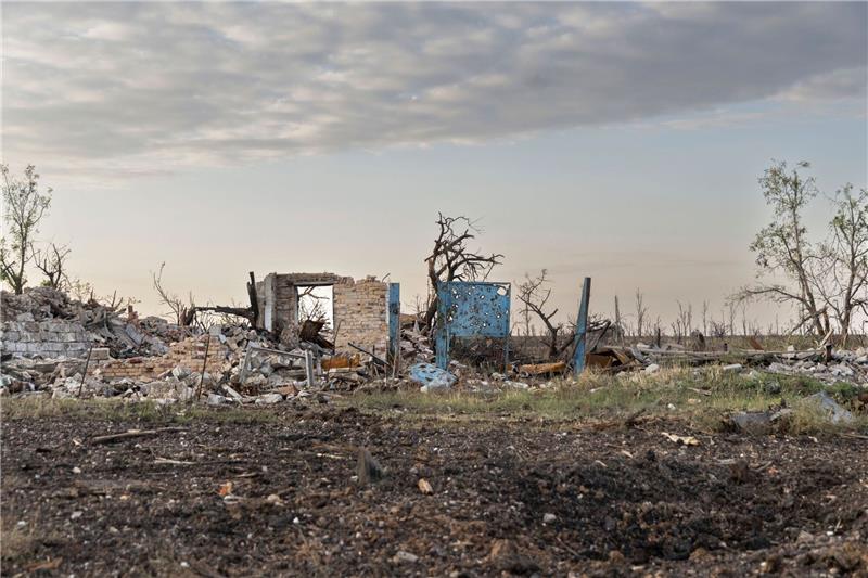 Die Überreste eines Hauses, das bei den Kämpfen zerstört wurde, stehen in Andrijewka, in der Nähe von Bachmut.